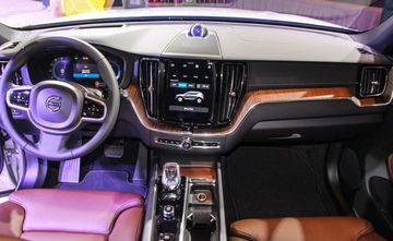 Khoang lái 2 bản còn lại có các chi tiết ốp gỗ và cần số pha lê