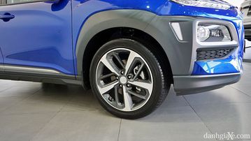 Hyundai Kona 2023 bản Turbo được trang bị mâm xe 5 chấu 18 inch