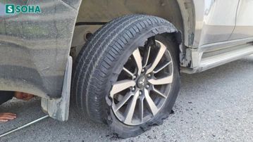 Lốp xe của anh Hùng bị nổ trên cao tốc Hà Nội - Hải Phòng, sáng 26/3.