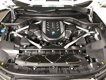 Động cơ V8 4.4 lít của BMW X7 M50i mới được trang bị gói công nghệ BMW TwinPower Turbo,