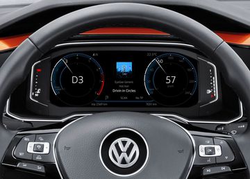 Ngay phía sau tay lái là 2 đồng hồ Analog hiển thị đối xứng qua màn hình trung tâm