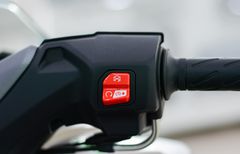 Cụm công tắc bên phải của xe chỉ có duy nhất nút nhấn khởi động