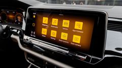 Volkswagen Teramont X trang bị màn hình cảm ứng 12 inch hỗ trợ điều khiển bằng cử chỉ, kết nối Apple CarPlay, USB, Bluetooth