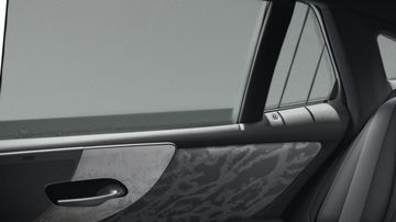 Hàng ghế sau còn trang bị hệ thống rèm che nắng chỉnh điện trên các cửa sổ bên và cửa hậu