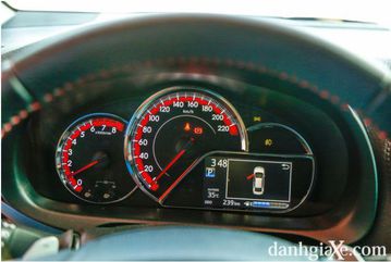 Đồng hồ lái Optitron nổi bật với viền màu đỏ thể thao của Toyota Vios GR-S