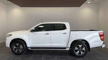 Thân xe Mazda BT-50 2024 đem lại ấn tượng khỏe khoắn, năng động thông qua các đường dập nổi uốn lượn nhẹ nhàng