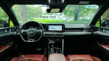 Vô lăng 3 chấu D-cut được tích hợp tính năng sưởi và đầy đủ các phím điều khiển tiện ích