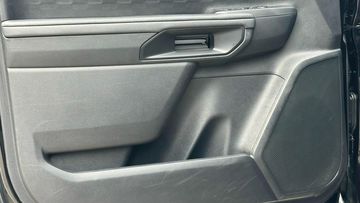 Về hệ thống âm thanh, tất cả các phiên bản đều sở hữu trang bị 6 loa, riêng bản XL 2.0 MT 4x4 chỉ có 4 loa