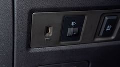 Cổng sạc USB dành cho người lái