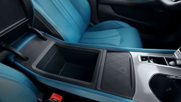 Bên dưới bệ tì tay MG7 2024 còn tích hợp hộc để đồ có kích thước vừa phải