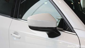 Gương chiếu hậu của CX-5 vẫn tiếp tục được đặt tách biệt ở phần thân thay vì góc trụ A như truyền thống, giúp tăng tầm quan sát cho người lái