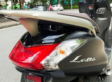 Hệ thống đèn hậu phía sau được thiết kế lớn giúp tăng khả năng quan sát của người lái