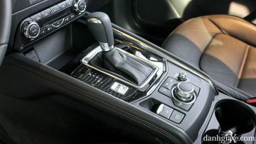 Cần số và cụm điều hòa được bố trí gần nhau trên CX-5 2.0 Deluxe