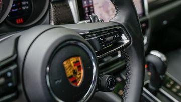 
Và không thể bỏ sót bộ lẫy sang số trực tiếp trên tay lái, người điều khiển chắc chắn sẽ muốn tự mình tăng/giảm các cấp số thay vì giao phó cho hộp số tự làm việc của mình, cảm giác lái thể thao sẽ khá 