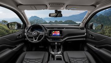 Khoang lái Nissan Navara 2024 đã được làm mới với diện mạo hiện đại hơn