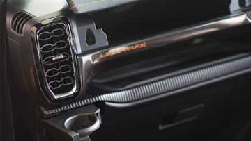 Các hốc gió điều hòa được bố trí xuôi theo chiều dọc của màn hình lớn đặt ở trung tâm