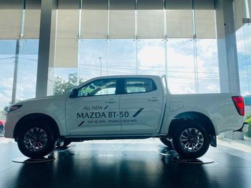 Các phiên bản cấp thấp sử dụng mâm xe 17 inch đa chấu