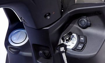 amaha FreeGo 2024 tiêu chuẩn vẫn dùng khóa cơ truyền thống