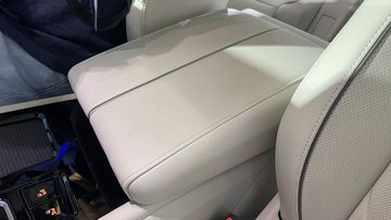 Volkswagen Viloran 2024 cũng trang bị một bệ tỳ tay rất lớn,&nbsp;được bọc da v&agrave; th&ecirc;u chỉ nổi sang trọng