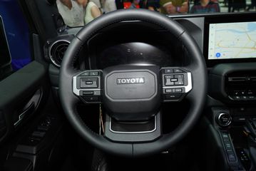 Vô lăng Toyota Land Cruiser Prado 2025 thể thao hơn với thiết kế 3 chấu