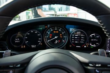 Đồng hồ hiển thị thông tin phía trước người lái