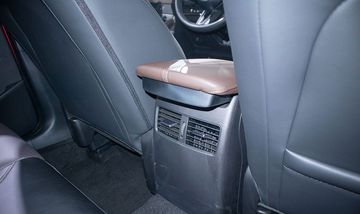 Hàng ghế sau được trang bị hệ thống cửa gió mát mẻ