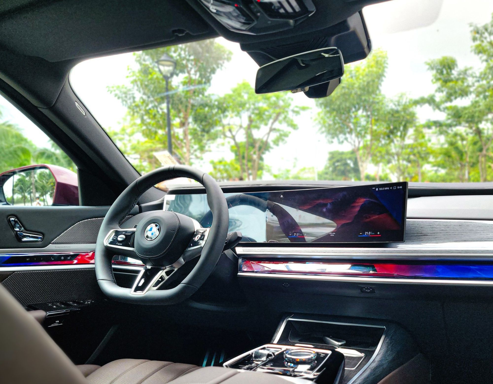 Nội thất BMW 7 Series 2023 được thiết kế hiện đại, đẳng cấp với nhiều công nghệ, tiện nghi nổi bật