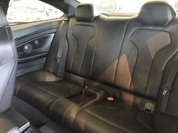 Hàng ghế sau của M4 không quá rộng rãi nhưng vẫn đảm bảo sự thoải mái