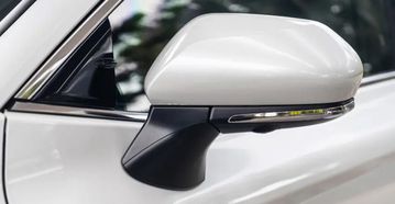 Từ thế hệ mới, gương chiếu hậu của chiếc sedan hạng D đã được dời xuống thân xe thay vì đặt tại trục A như truyền thống