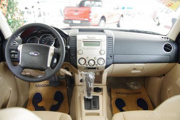 Khoang lái của Ford Everest 2012