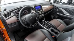 Nội thất 2 tông màu nổi bật của Mitsubishi Xpander Cross