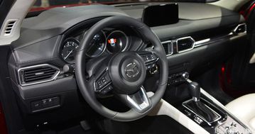 Khoang lái của xe Mazda CX-5 2018