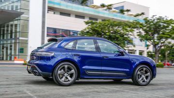 
Phiên bản xuất hiện trong bài viết là chiếc Porsche Macan tiêu chuẩn với gói option riêng có tổng trị giá gần 1,5 tỷ, tức mức giá (chưa lăn bánh) ở mức 4,5 tỷ đồng. 
