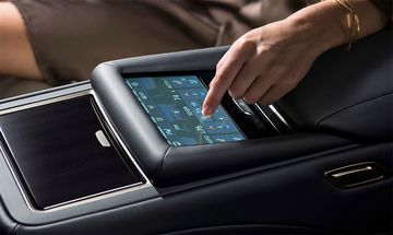 Bệ tỳ tay tích hợp trên lưng ghế giữa cũng có riêng cho mình một màn hình điều khiển đa chức năng