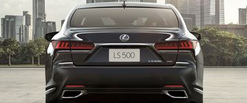 Đuôi xe Lexus LS 500 2024 với thiết kế lịch lãm, hiện đại