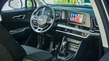 Khoang lái trên các phiên bản Luxury và Premium sử dụng da màu Đen