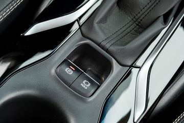 Tính năng phanh tay điện tử Auto hold cũng là một trong những yếu tố khiến anh Hiếu quyết định chọn Altis