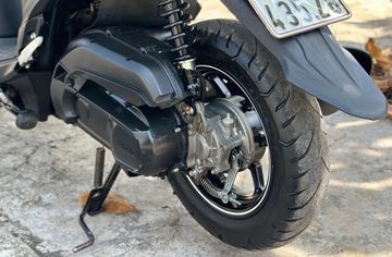 Yamaha FreeGo S 2024 sở hữu bộ vành 6 chấu sơn đen và lốp không săm cỡ lớn 100/90 – 12