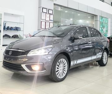 Phần cản dưới của Ciaz 2023 cũng có phong cách thiết kế quen thuộc với hốc gió giữa mở rộng, đèn sương mù đặt ẩn và nhấn sâu hai bên