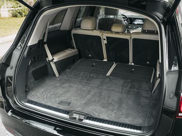 Khoang hành lý khi chỉ gập hàng ghế thứ 3 nhưng đã rất rộng rãi