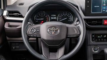 Vô lăng Toyota Avanza Premio 2022 khá linh hoạt với khả năng điều chỉnh 4 hướng và tích hợp đầy đủ các nút điều khiển