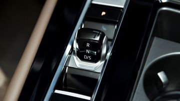 Cần số VW Viloran 2024 hiện đại với thiết kế dạng lẫy gạt tinh tế