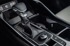 Cần số cơ truyền thống trên các bản KIA Sorento 2021 máy xăng