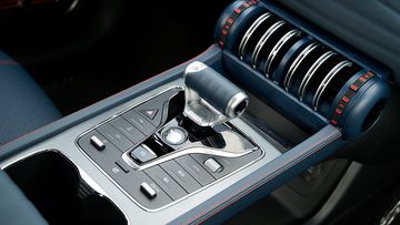 Cần số điện tử trên BYD Atto 3 2024 cũng được thiết kế công thái học và kích thước nhỏ gọn