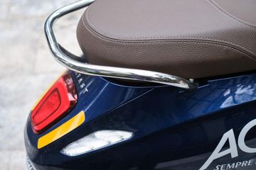 Tay dắt xe có vẻ lệch so với thiết kế tổng thể