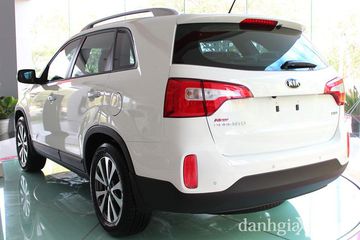 Đuôi xe Sorento 2014 với cụm đèn hậu được cải tiến