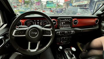 Phong cách thiết kế khoang cabin trên Jeep Gladiator 2024 khá cầu kỳ