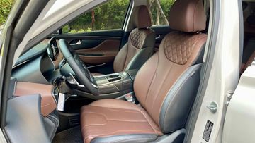 Hàng ghế trước hỗ trợ chỉnh điện 8 hướng, riêng bộ nhớ 2 vị trí, tính năng sưởi/làm mát cùng ghế phụ chỉnh điện chỉ có mặt trên 3 phiên bản cao cấp