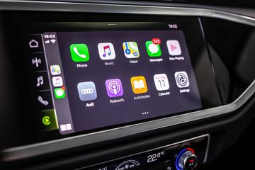 Về mặt tiêu chuẩn, cả hai màn hình đều hỗ trợ kết nối Apple CarPlay/Android Auto