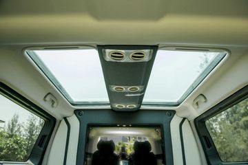 Cửa sổ trời đôi đặt dọc cùng hệ thống đèn nền nội thất và kính sau tối màu cũng là những trang bị tiêu chuẩn đáng chú ý trên Peugeot Traveller 2022, vừa tăng giá trị hưởng thụ, vừa đảm bảo không gian riêng tư cho hành khách.